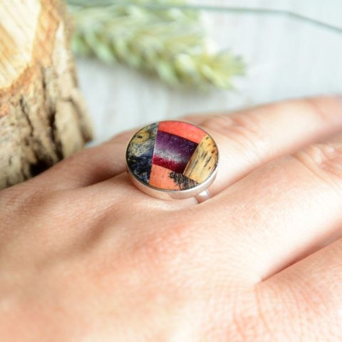 Kolorowy pierścionek - mozaika z drewna i srebro
