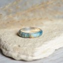 Niebieska obrączka z drewna barwionego i srebra