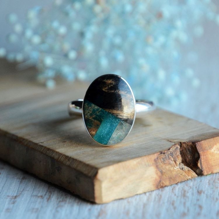 Unikatowy pierścionek z kolorowych kawałków drewna, żywicy i srebra