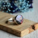 Wyjątkowy pierścionek z kolorowych kawałków drewna w srebrze