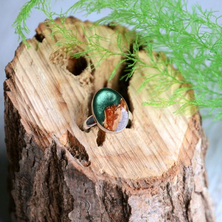 Leśny pierścionek z małym oczkiem z drewna i żywicy