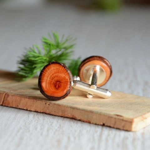 Spinki do mankietów z ciemnego drewna olchowego Spinki do mankietów z ciemnego drewna olchowego