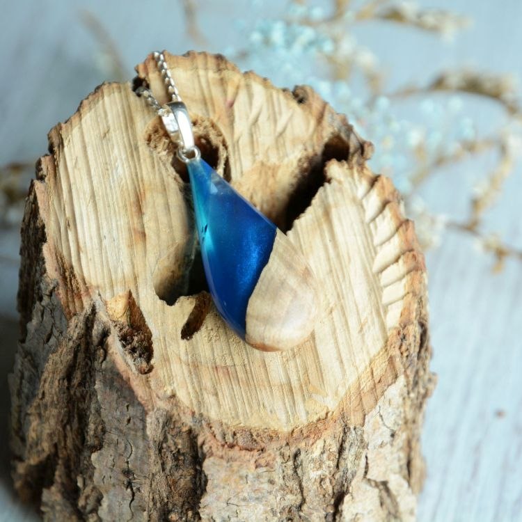 Niebieska kropla - wisior z drewna i żywicy