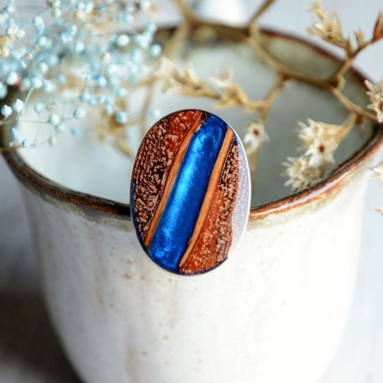 Niebieska rzeka - oryginalny pierścionek z dużym oczkiem z drewna i żywicy