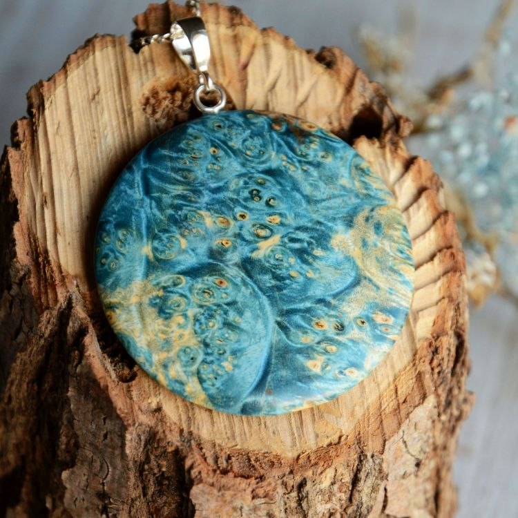 Planeta Neptun - niebieski wisior z drewna
