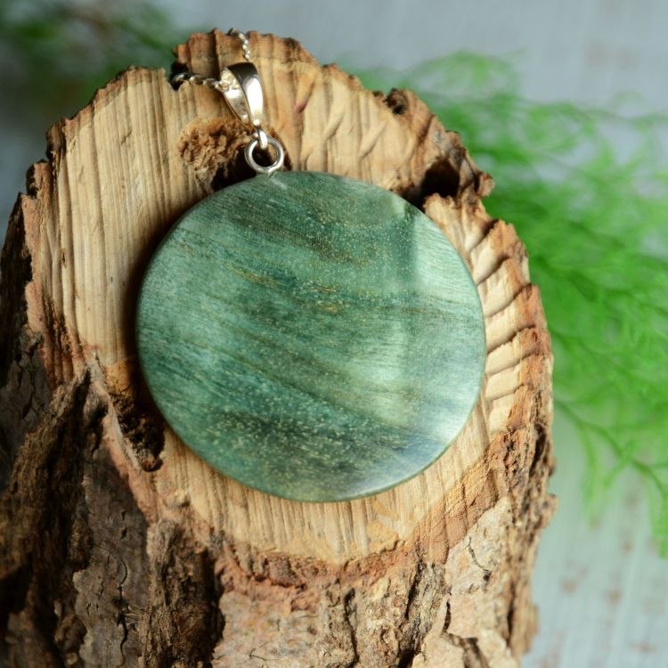 Zielona planeta - okrągły wisior z drewna