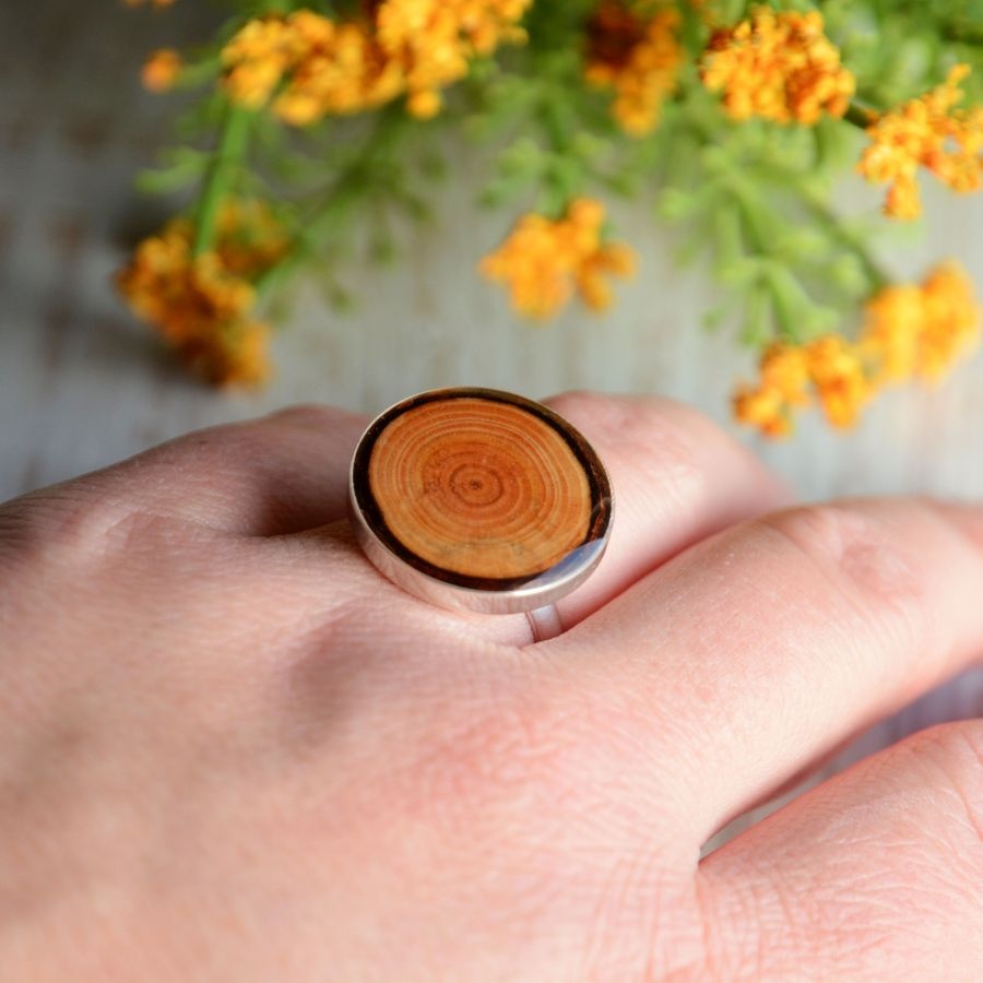 Duży pierścionek z drewna