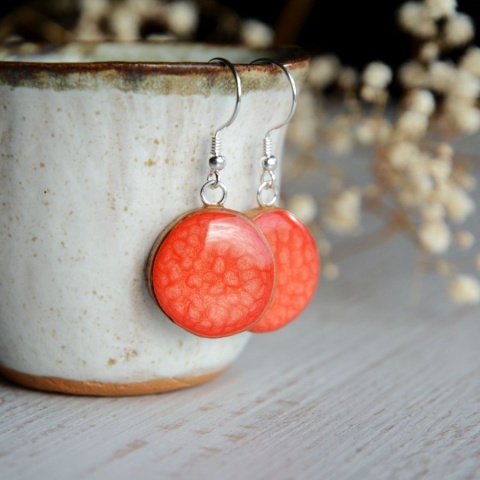 Wiszące kolczyki handmade w czerwieni Wiszące kolczyki handmade w czerwieni