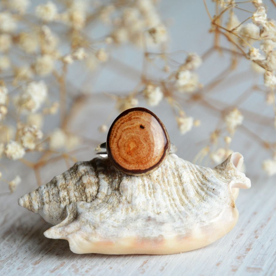 Uniwersalny pierścionek z drewna