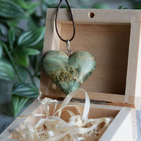 Zielone serce z drewna na szyję