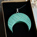 Amlet lunula z drewna