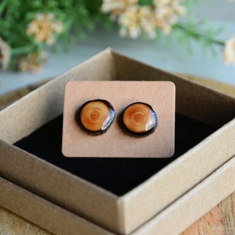 Proste kolczyki z drewna