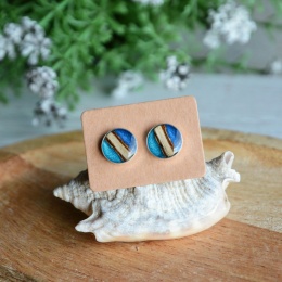 Drewniane kolczyki z niebieską żywicą