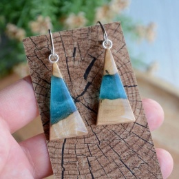 Intrygujące niebieskie kolczyki wiszące z żywicą