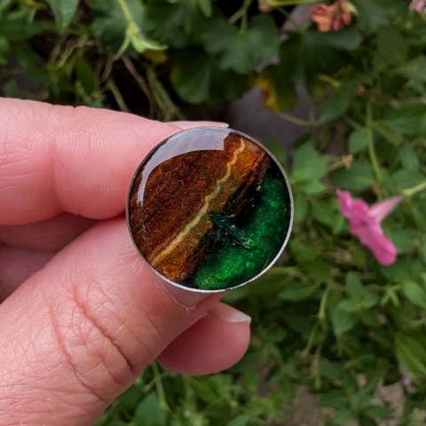 Pierścionek z dużym oczkiem w zieleni