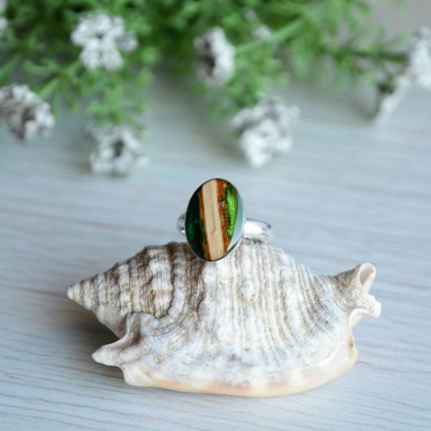 Pierścionek z zielonym oczkiem
