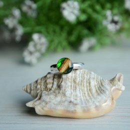 Leśny pierścionek z małym oczkiem z drewna i żywicy