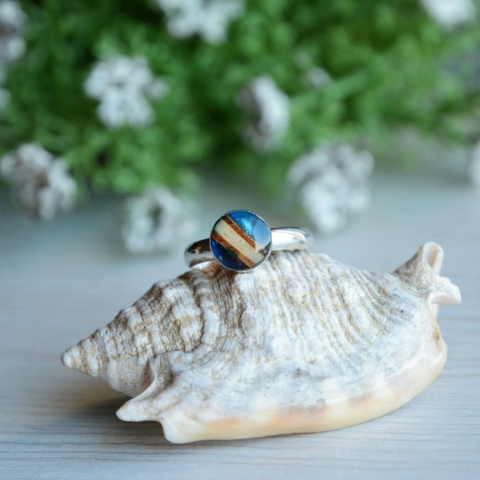 Pierścionek z małym niebieskim oczkiem