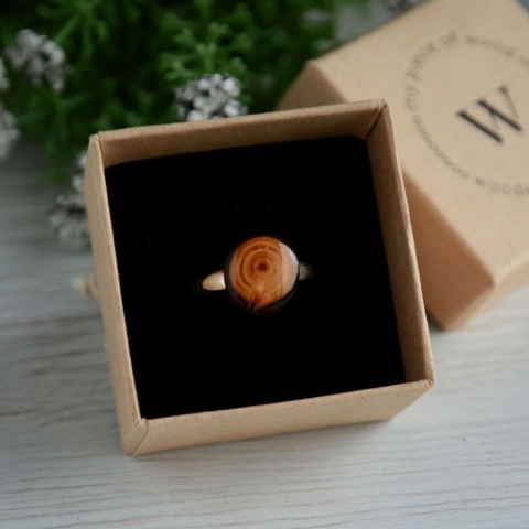 Ręcznie wykonany pierścionek z drewnem