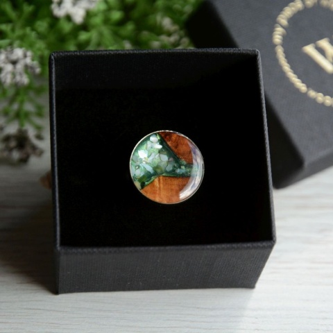 Pierścionek z dużym oczkiem z drewna i żywicy z muszlą