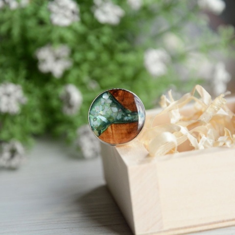 Ręcznie wykonany pierścionek z drewna