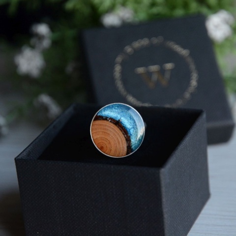 Pierścionek z dużym oczkiem z drewna i żywicy