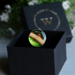 Pierścionek z dużym zielonym oczkiem z drewna i żywicy