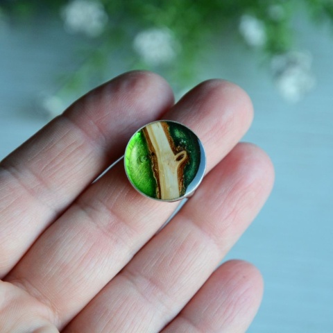 Pierścionek z zielonym oczkiem
