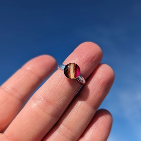 Pierścionek z gałązką i różową żywicą w srebrze