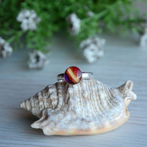 Pierścionek z delikatnym oczkiem w różu