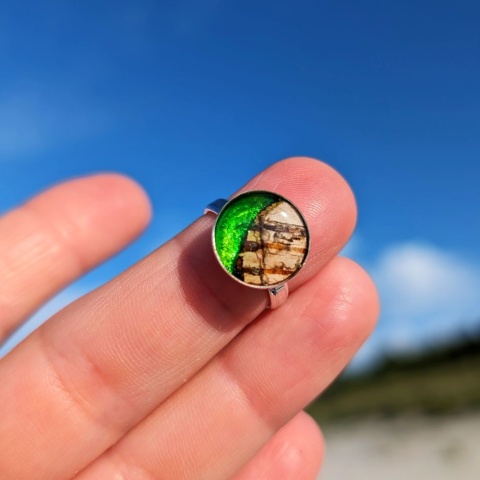 Pierścionek z korą brzozy w odcieniach zieleni