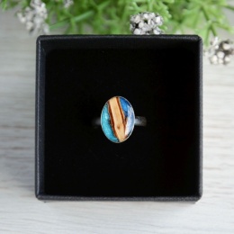 Niebieski pierścionek z owalnym oczkiem z gałązką