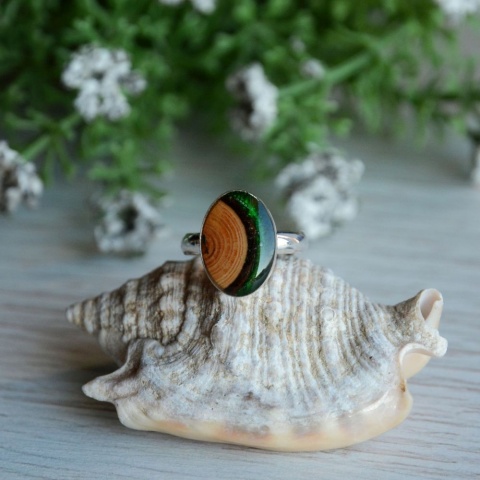 Pierścionek z owalnym oczkiem z plastrem drewna