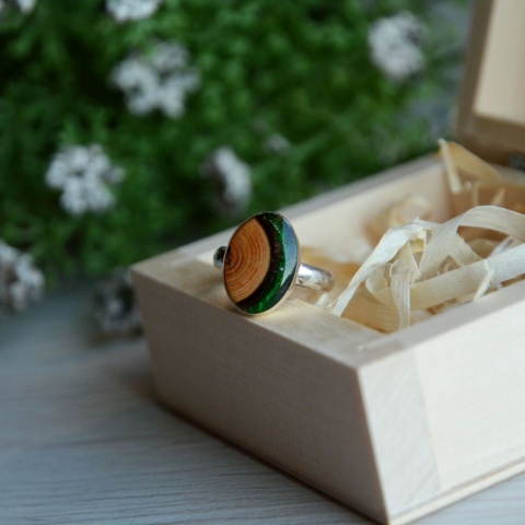 Ręcznie wykonany pierścionek z zielenią