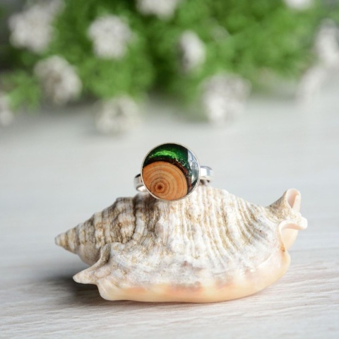 Pierścionek z zielono brązowym oczkiem