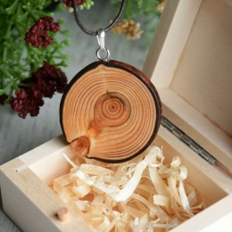 Wisior do odpukiwania w niemalowane drewno