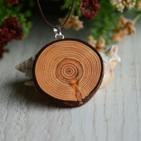 Duży drewniany wisior