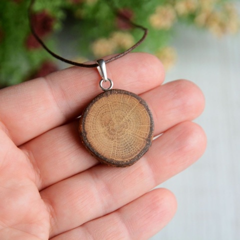 Wisiorek z plastra drewna