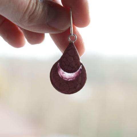 Ciemnoróżowe kolczyki wiszące łezka i księżyc