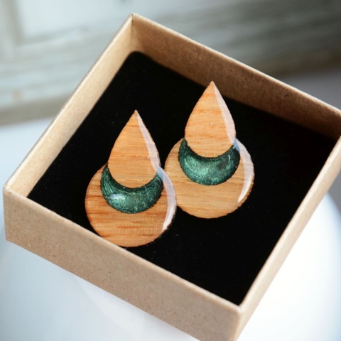 Duże kolczyki sztyfty łezka księżyc z zieloną żywicą