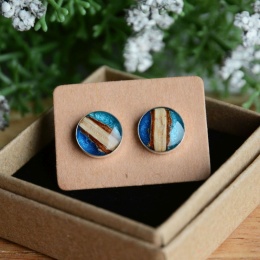 Drewniane kolczyki z niebieską żywicą