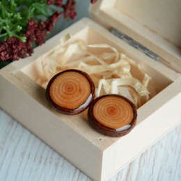 Duże spinki do mankietów wykonane z drewna