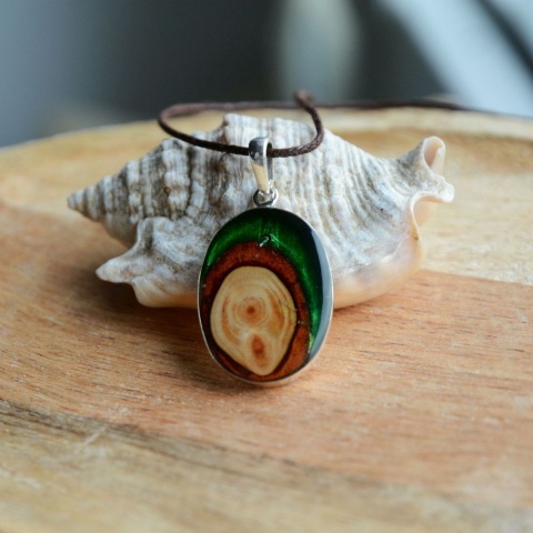 Wisior z plastrem drewna i żywicą