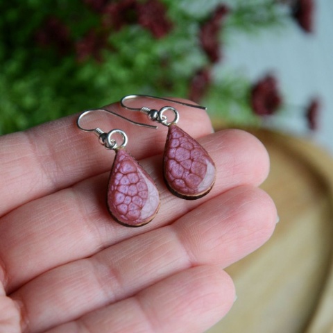 Różowo fioletowe kolczyki wiszące w kształcie łezki