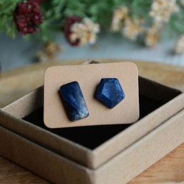 Granatowe kolczyki sztyfty nie do pary