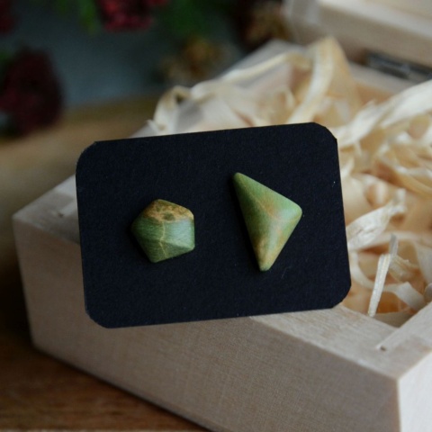 Zielone asymetryczne kolczyki handmade