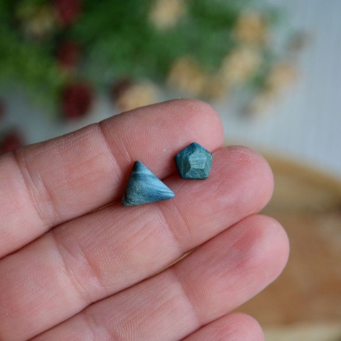 Małe asymetryczne kolczyki wkrętki