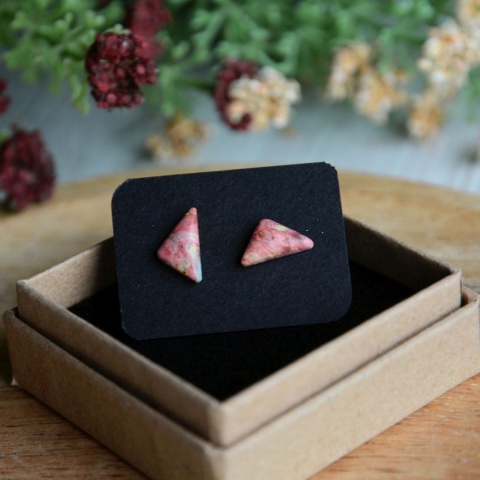 Kolczyki na sztyfcie różowe trójkąty