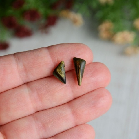 Kolczyki wkrętki zielone trójkąty