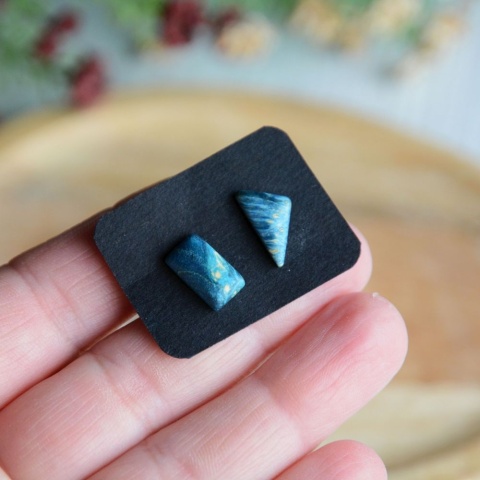 Niebieskie kolczyki geometryczne nie do pary